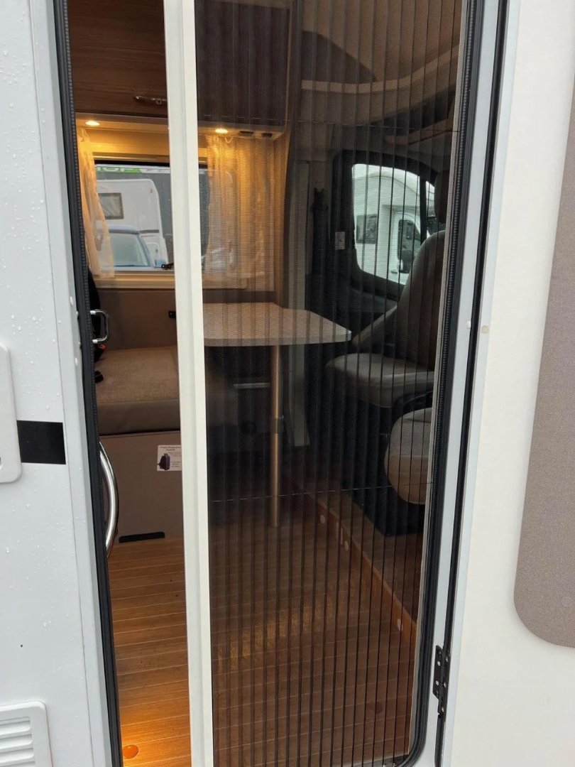Etrusco V5900df Auto Motorhome, 4 Seats, 2 Berth side photo 4