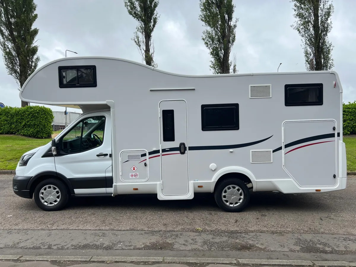 Roller Team Zefiro 675 Auto Motorhome, 6 Sleeps, 6 Berth side photo 2